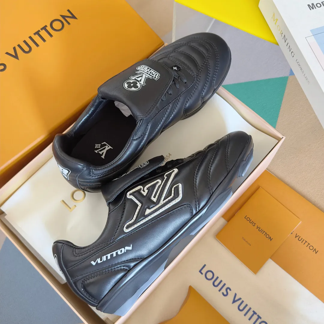 Top version: Couple model 640💰 LV Louis Vuitton L house Donkey brand latest Footprint series Couple model football sneakers casual running shoes original purchase development and production This Footprint Soccer sneaker was unveiled in the 2025 spring and summer series fashion show. It is the first sneaker designed by Pharrell Williams inspired by football shoes. The shoes are inspired by football, a sport that spans generations and cultures, echoing the 2025 spring and summer series fashion show's theme of unity and universal participation. The shoe is famous for its sleek design, with the dynamic IV Initials logo embellished on the side, the tongue embellished with the Lvers United badge inspired by the football team, and the foot pattern rubber sole decorated with multiple Louis Vuitton logos. Exquisitely packaged at the delivery counter🛍📦 ▪️Material: Original imported first-layer cowhide ▪️Lining: Original custom-made soft sheepskin lining ▪️Sole: Original open-molded two-color TPU combination sole ▪️Sole thickness: 3.5CM ▪️Size: Women’s 35-41 / Men’s 39-45